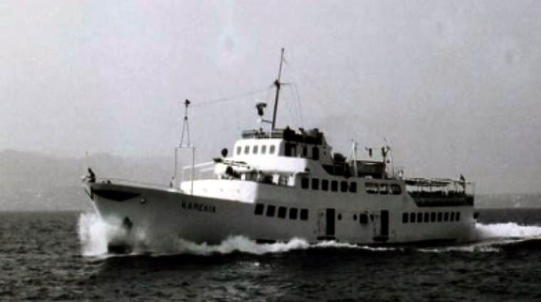 Στο πλοίο για την Αίγινα, διαβάζει ο Ακύλλας Καραζήσης